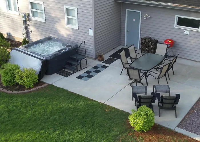 The Hemlock/Hot Tub/Golf/Private Yard