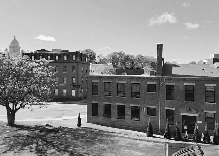 Jennifer'S Stylish Downtown Brick Foundry Escape