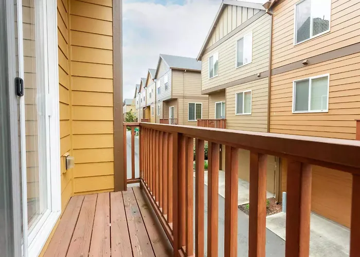 Family Friendly 3 Story Townhouse With Workspace