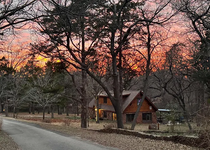 Cozy Route 66 Cabin With Hot Tub In Edmond, Ok