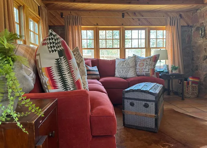 Cozy Route 66 Cabin With Hot Tub In Edmond, Ok