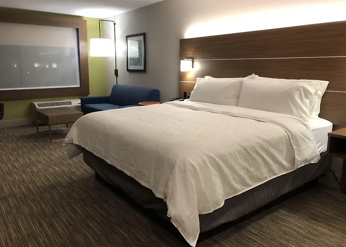 Holiday Inn Express & Suites Racine By Ihg
