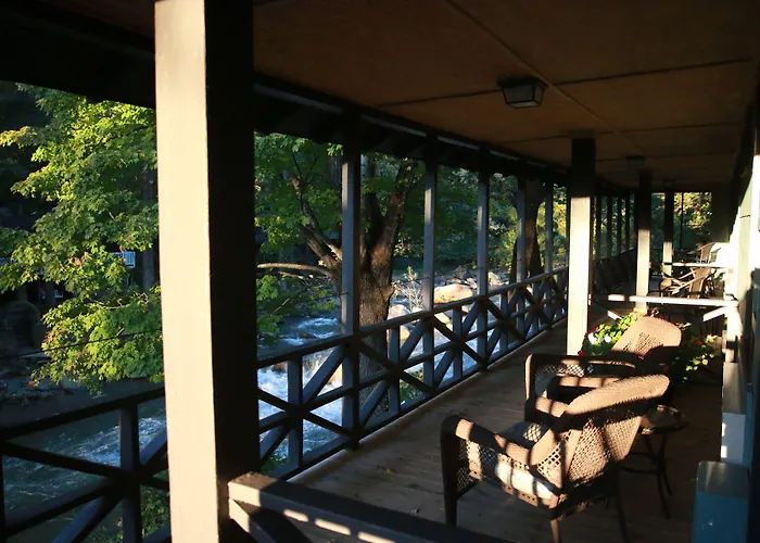 Riverside Lodge At Chimney Rock