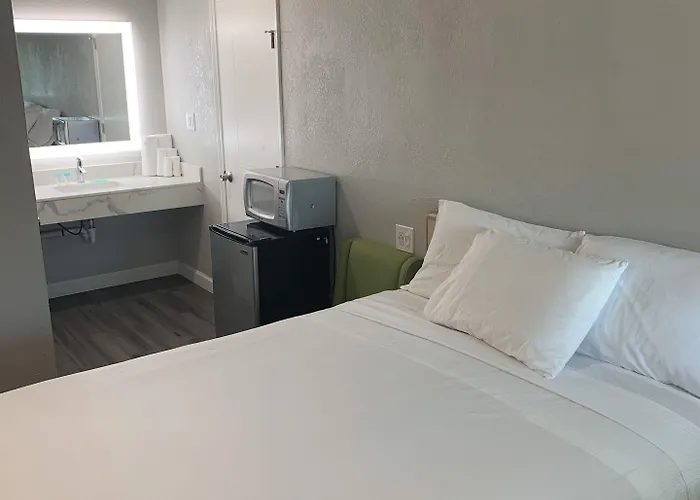 Elmwood Motel