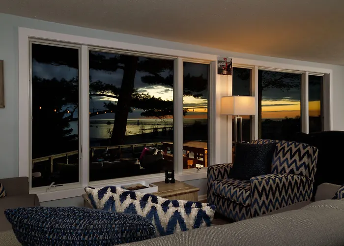 Looking Glass Beachfront Inn