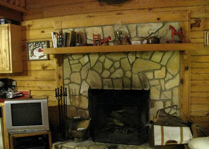 Secluded Pet-Friendly Log Cabin Near Asheville, North Carolina