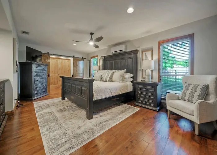 Waterfront Sleeps 16 Perfect For Family & Wurstfest