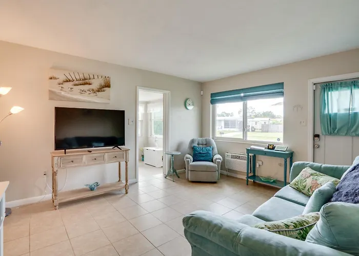 Relax In Hot Tub, Walk To Springs: North Port Home