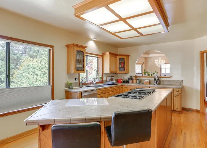 3 Mi To Sequoia Park Zoo: Spacious Home W/ Sunroom
