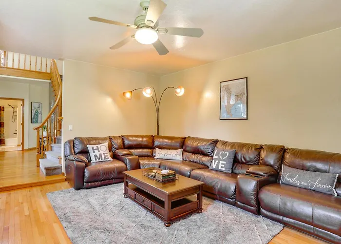 3 Mi To Sequoia Park Zoo: Spacious Home W/ Sunroom