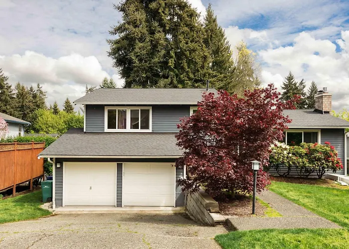 Kirkland Oasis Chic Basement Retreat With Hot Tub