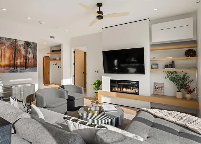 Modern 2 Bedroom Ski In&Out Condo 05