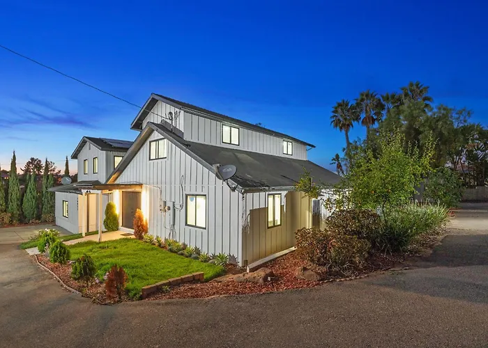 Spacious Modern Farmhouse Retreat With Two Kitchens And Pool - Ideal For Large Groups And Families