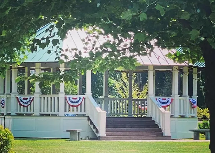 Smith'S Colonial Motel