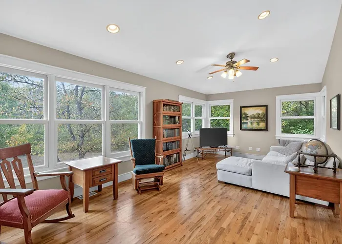 Secluded Woodland Retreat Near Starved Rock Park Home
