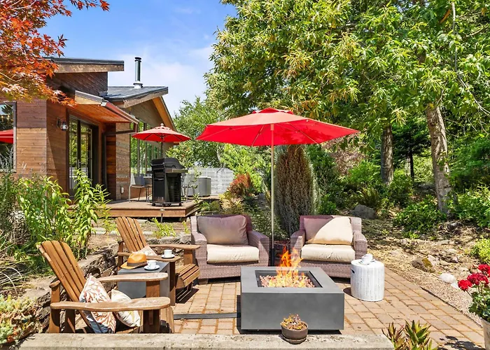 Mountain-View Retreat With Hot Tub & Waterfalls