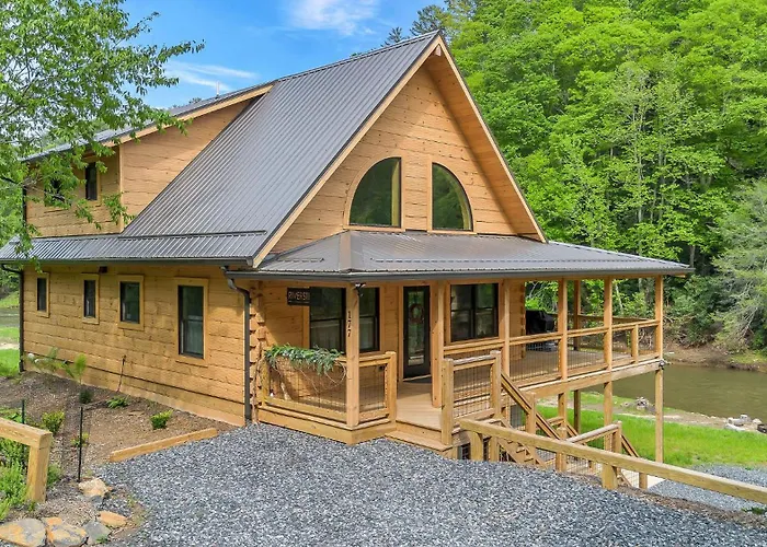 Riverstead Cabin- Riverfront, Wrap Around Porch, Hot Tub & More