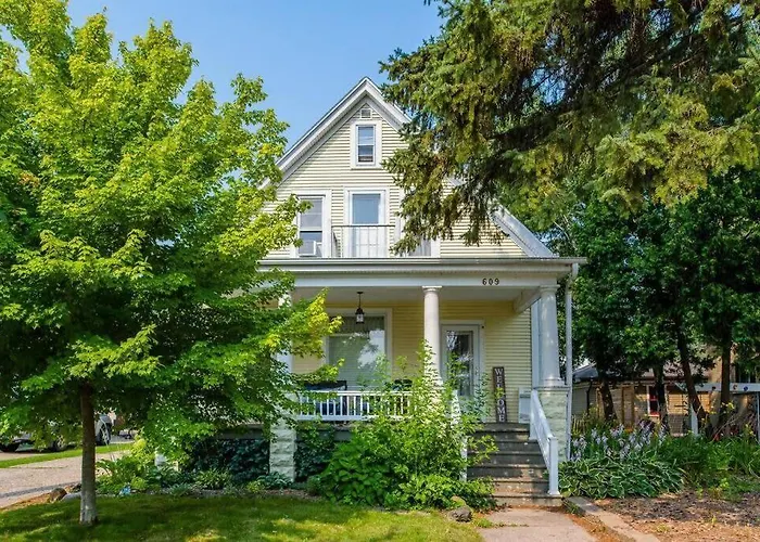 Spacious Downtown Character Home - 4 Bedroom 3 Bath Lawrence University College Ave