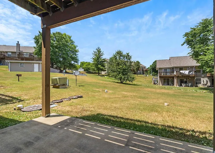 Branson Fall Creek Retreat With Deck Views