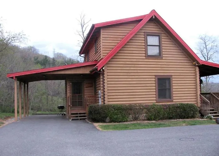 Secluded Pet-Friendly Log Cabin Near Asheville, North Carolina