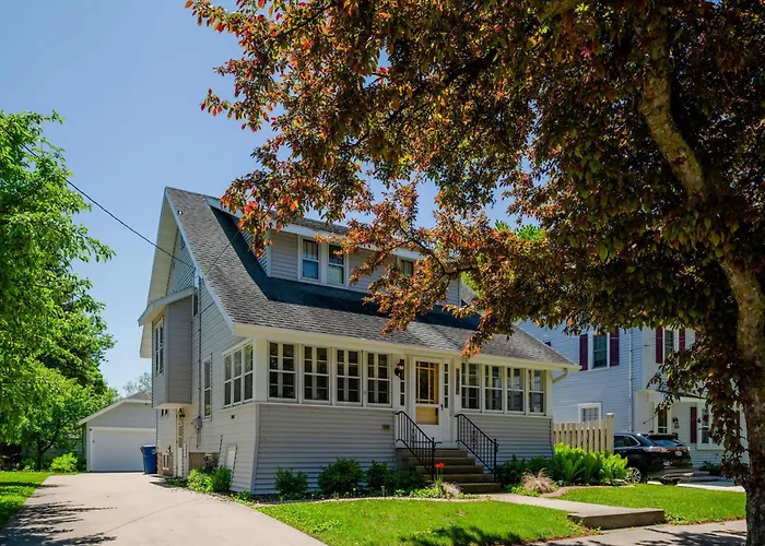 Character Family Home - 3 Bedroom 2 Bath