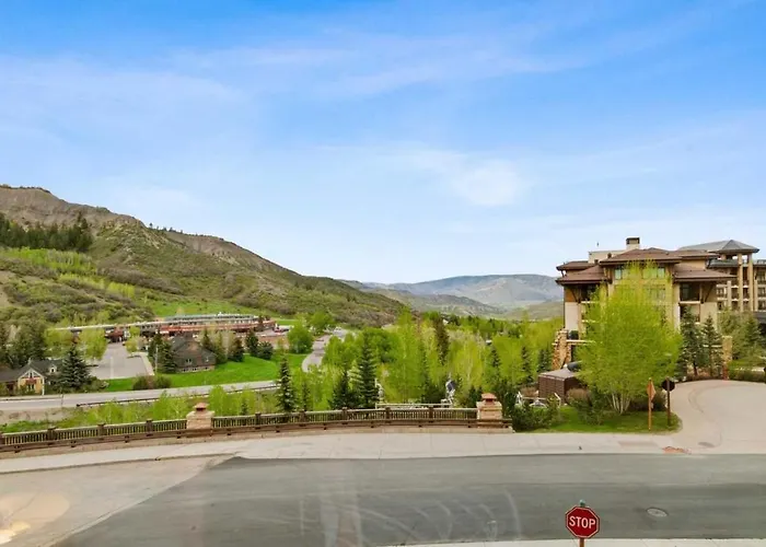 Modern 2 Bedroom Ski In&Out Condo 04