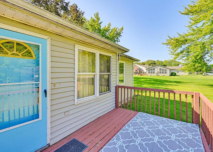 4 Mi To Lake Michigan: Updated Benton Harbor Home!