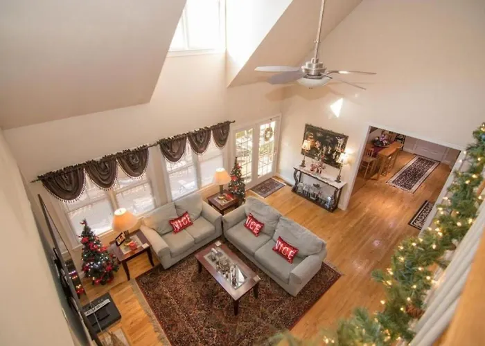 Elegant Lodge Rental With Lovely Countryside Views Near Charlottesville, Virginia