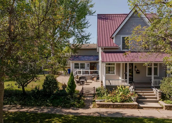 Family Downtown Mansion - Sleeps 13