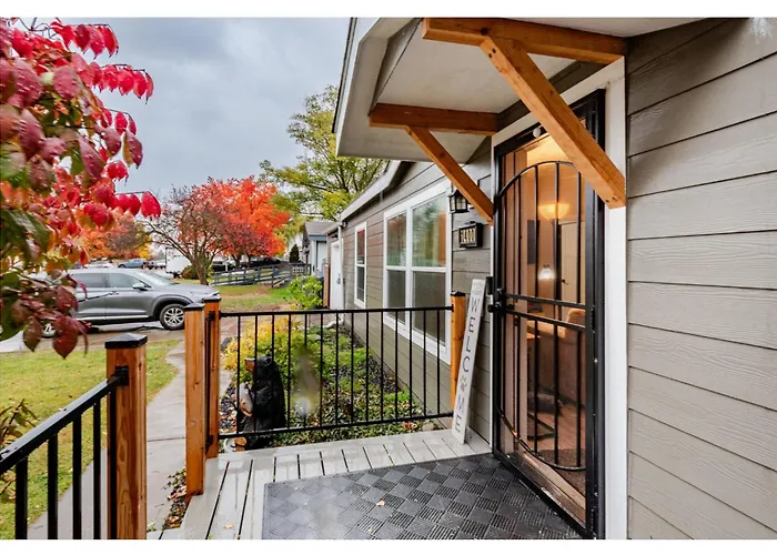 Family & Pet Friendly 3 Bdrm Home With Full Kitchen And Fenced Yard