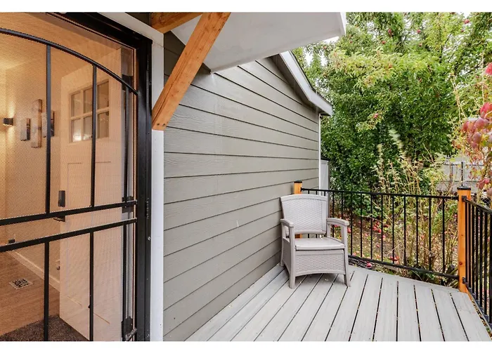 Family & Pet Friendly 3 Bdrm Home With Full Kitchen And Fenced Yard