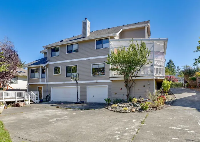 3 Mi To Sequoia Park Zoo: Spacious Home W/ Sunroom