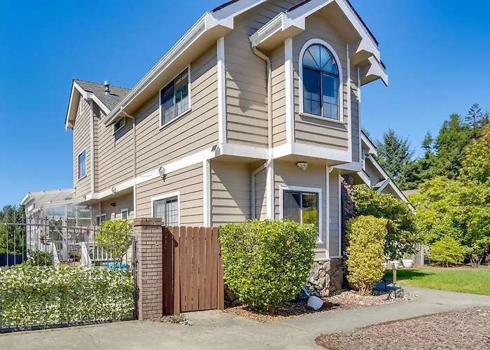 3 Mi To Sequoia Park Zoo: Spacious Home W/ Sunroom