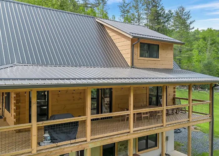 Riverstead Cabin- Riverfront, Wrap Around Porch, Hot Tub & More