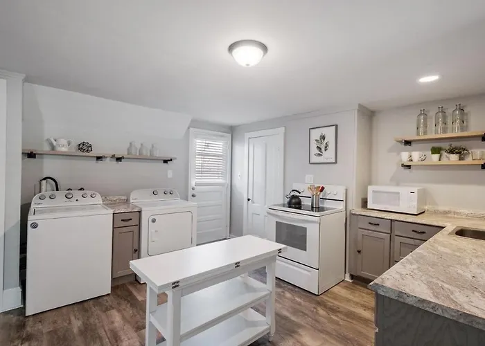Stylish & Large Top Floor W Private Front Porch