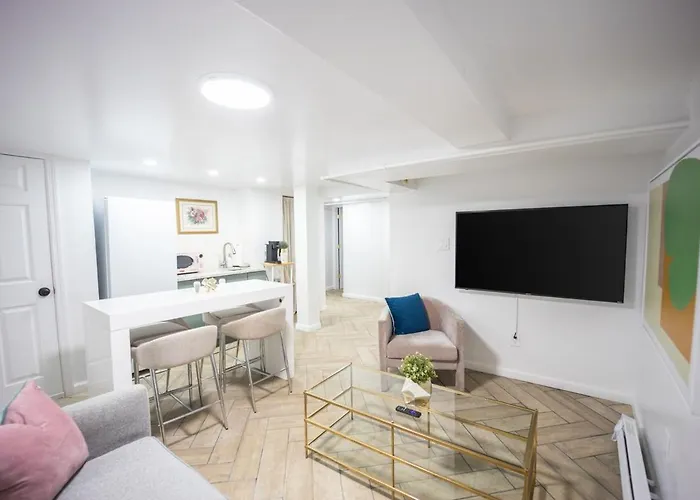 Retro 2 Bedroom Basement Apt With Free Street Parking