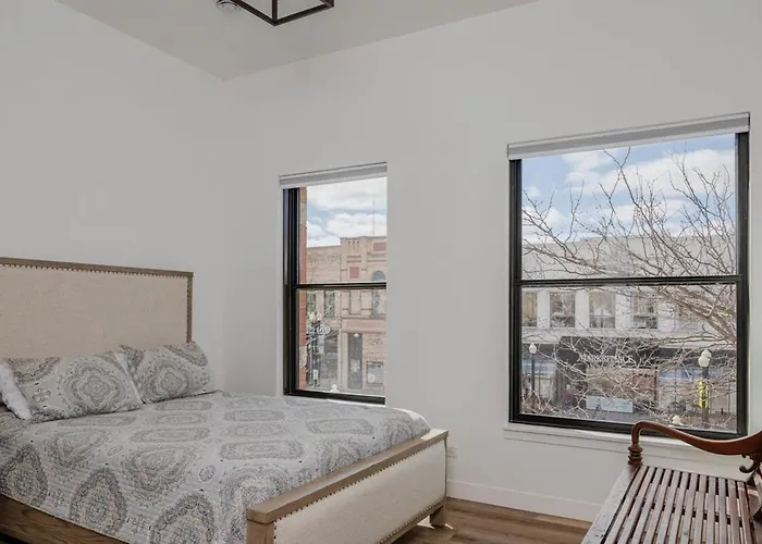 Luxury 1 Bedroom Downtown Neenah Flat
