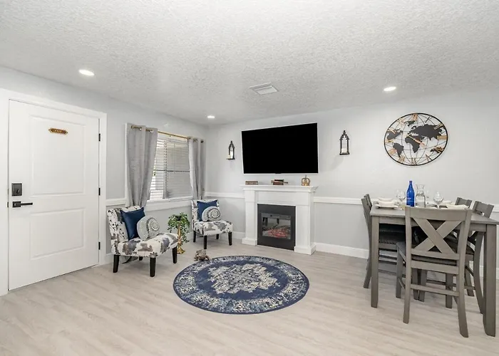 Elegant Retreat Near Downtown And Beach