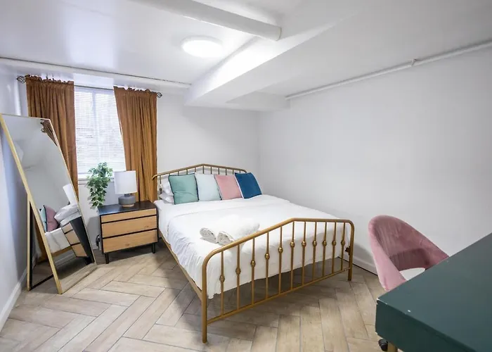 Retro 2 Bedroom Basement Apt With Free Street Parking