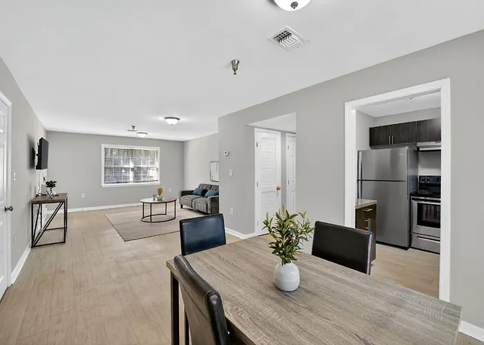 Family Friendly, Spacious 2Bd 1Bt Apartment
