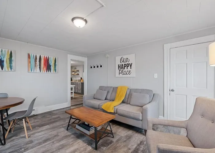 Stylish & Large Top Floor W Private Front Porch