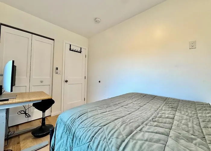 Unique Container, Home 20 Acres, Modern Stay
