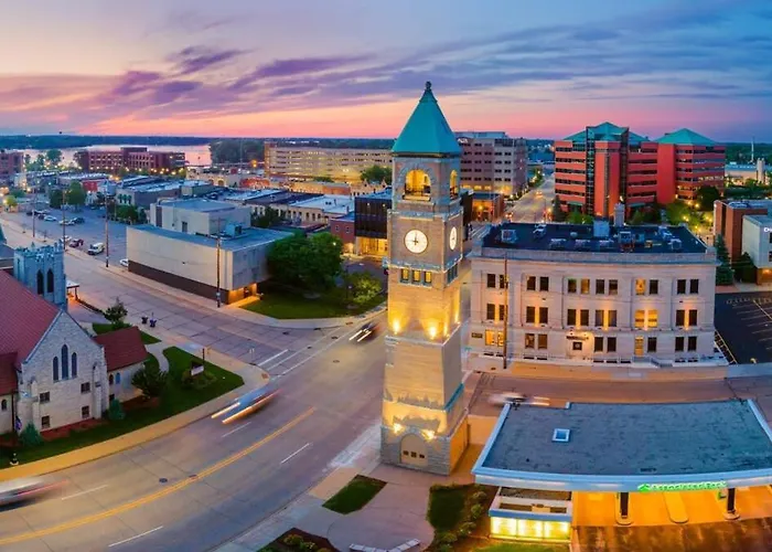 Luxury 1 Bedroom Downtown Neenah Flat