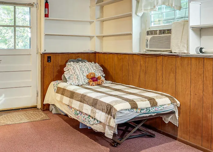 2 Mi To Nyc Train: Wfh-Friendly Greenwich Apt!