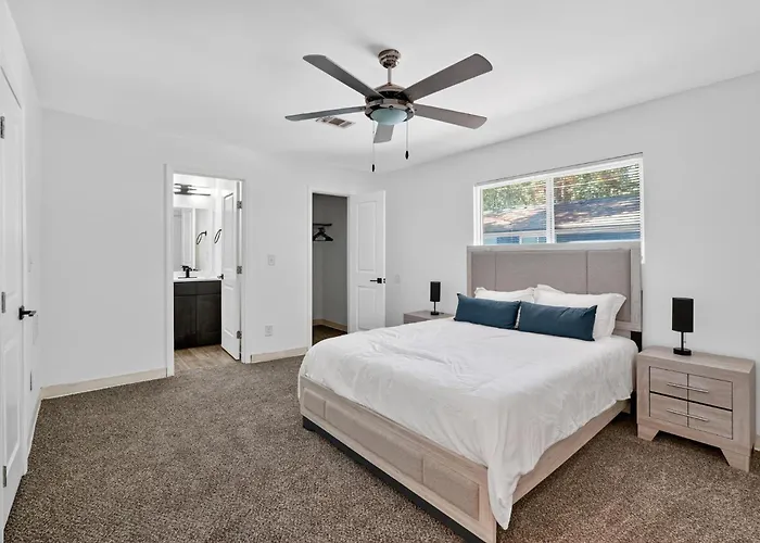 Bright, Spacious 2Bd 25Bt Townhome Interior