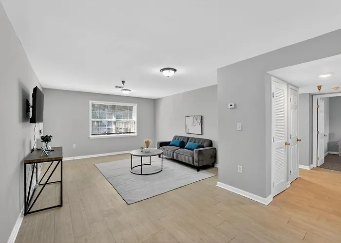 Family Friendly, Spacious 2Bd 1Bt Apartment