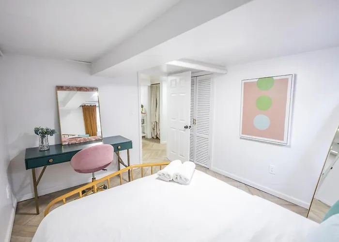 Retro 2 Bedroom Basement Apt With Free Street Parking