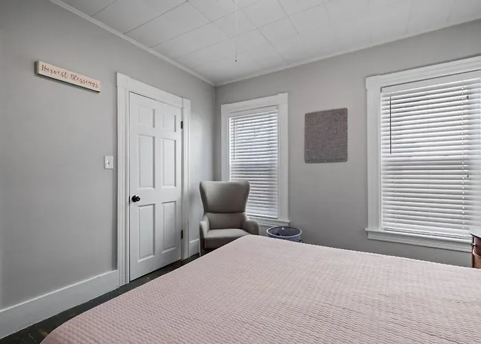 Stylish First Floor Apartment W Private Front Porch