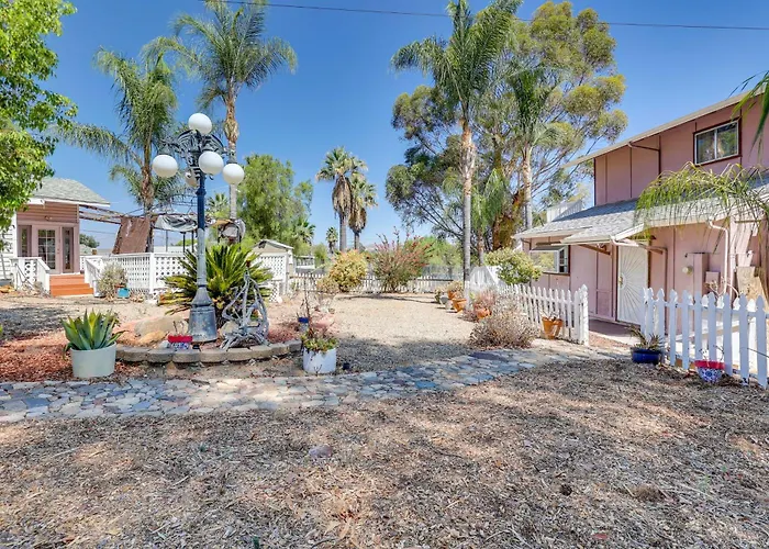 4 Mi To Lake Elsinore: Pet-Friendly Adventure Base