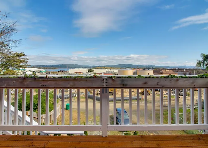 Coos Bay Apartment: 2Br Unit, 1 Mi To Downtown